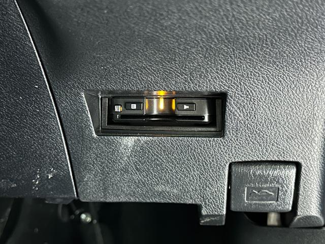 カローラフィールダー ハイブリッドＧ　ドライブレコーダー　ＥＴＣ　バックカメラ　ナビ　衝突被害軽減システム　オートマチックハイビーム　キーレスエントリー　電動格納ミラー　ＣＶＴ　衝突安全ボディ　ＡＢＳ　ＥＳＣ　ＣＤ　パワーウインドウ（7枚目）