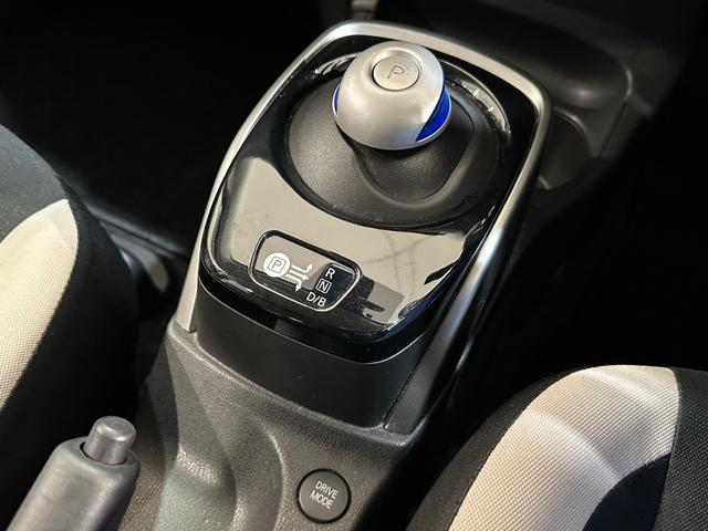 ノート ｅ－パワー　Ｂ　ＥＴＣ　ナビ　クリアランスソナー　衝突被害軽減システム　オートライト　スマートキー　電動格納ミラー　衝突安全ボディ　ＡＢＳ　ＥＳＣ　パワーウインドウ　パワーステアリング　エアバッグ　Ｂｌｕｅｔｏｏｔｈ（9枚目）