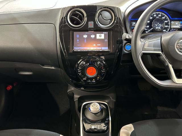 ノート ｅ－パワー　Ｂ　ＥＴＣ　ナビ　クリアランスソナー　衝突被害軽減システム　オートライト　スマートキー　電動格納ミラー　衝突安全ボディ　ＡＢＳ　ＥＳＣ　パワーウインドウ　パワーステアリング　エアバッグ　Ｂｌｕｅｔｏｏｔｈ（11枚目）