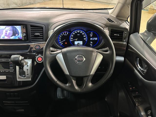 エルグランド ２５０ハイウェイスター　ハーフレザー　バックカメラ　ナビ　ＴＶ　両側電動スライドドア　オートライト　ＨＩＤ　サンルーフ　スマートキー　電動格納ミラー　３列シート　オットマン　Ｗエアコン　アルミホイール　ＣＤ　ＤＶＤ再生（3枚目）