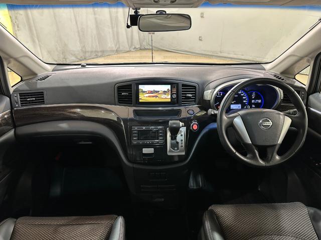 エルグランド ２５０ハイウェイスター　ハーフレザー　バックカメラ　ナビ　ＴＶ　両側電動スライドドア　オートライト　ＨＩＤ　サンルーフ　スマートキー　電動格納ミラー　３列シート　オットマン　Ｗエアコン　アルミホイール　ＣＤ　ＤＶＤ再生（5枚目）