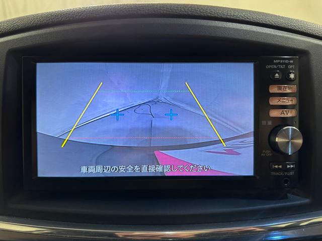 エルグランド ２５０ハイウェイスター　ハーフレザー　バックカメラ　ナビ　ＴＶ　両側電動スライドドア　オートライト　ＨＩＤ　サンルーフ　スマートキー　電動格納ミラー　３列シート　オットマン　Ｗエアコン　アルミホイール　ＣＤ　ＤＶＤ再生（9枚目）