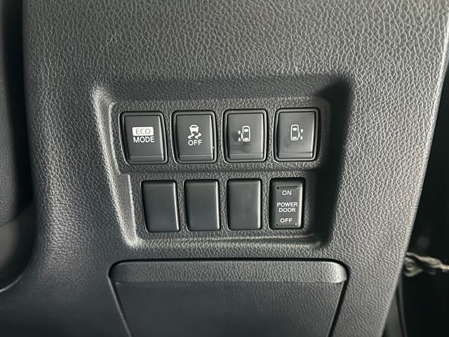 エルグランド ２５０ハイウェイスター　ハーフレザー　バックカメラ　ナビ　ＴＶ　両側電動スライドドア　オートライト　ＨＩＤ　サンルーフ　スマートキー　電動格納ミラー　３列シート　オットマン　Ｗエアコン　アルミホイール　ＣＤ　ＤＶＤ再生（12枚目）