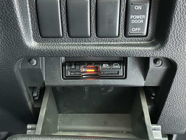 エルグランド ２５０ハイウェイスター　ハーフレザー　バックカメラ　ナビ　ＴＶ　両側電動スライドドア　オートライト　ＨＩＤ　サンルーフ　スマートキー　電動格納ミラー　３列シート　オットマン　Ｗエアコン　アルミホイール　ＣＤ　ＤＶＤ再生（13枚目）