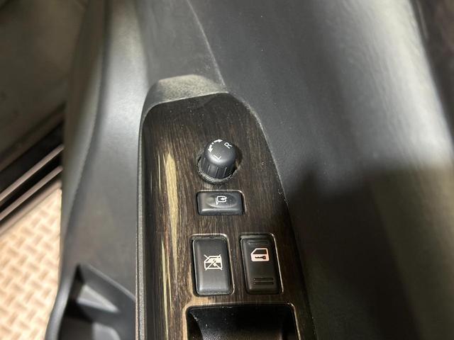 エルグランド ２５０ハイウェイスター　ハーフレザー　バックカメラ　ナビ　ＴＶ　両側電動スライドドア　オートライト　ＨＩＤ　サンルーフ　スマートキー　電動格納ミラー　３列シート　オットマン　Ｗエアコン　アルミホイール　ＣＤ　ＤＶＤ再生（32枚目）