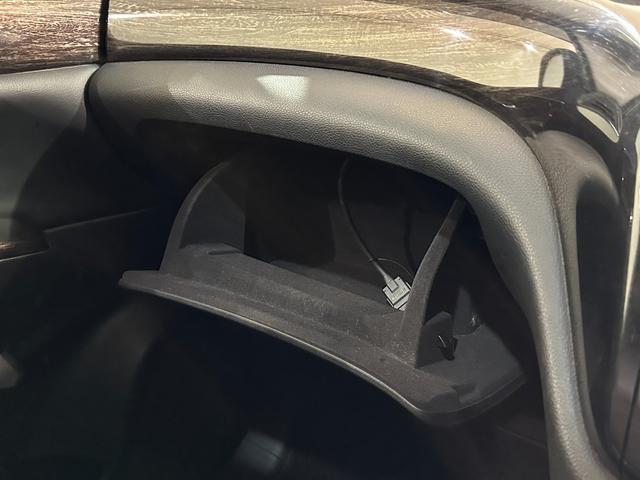 エルグランド ２５０ハイウェイスター　ハーフレザー　バックカメラ　ナビ　ＴＶ　両側電動スライドドア　オートライト　ＨＩＤ　サンルーフ　スマートキー　電動格納ミラー　３列シート　オットマン　Ｗエアコン　アルミホイール　ＣＤ　ＤＶＤ再生（35枚目）