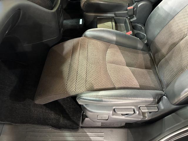 エルグランド ２５０ハイウェイスター　ハーフレザー　バックカメラ　ナビ　ＴＶ　両側電動スライドドア　オートライト　ＨＩＤ　サンルーフ　スマートキー　電動格納ミラー　３列シート　オットマン　Ｗエアコン　アルミホイール　ＣＤ　ＤＶＤ再生（41枚目）