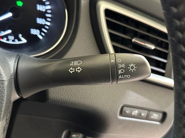 エクストレイル ２０Ｘ　ハイブリッド　エマージェンシーブレーキＰ　ナビ　ワンオーナー　４ＷＤ　ドライブレコーダー　全周囲カメラ　衝突被害軽減システム　オートライト　ＬＥＤヘッドランプ　電動リアゲート　アルミホイール　スマートキー　パワーウインドウ　パワーステアリング（11枚目）