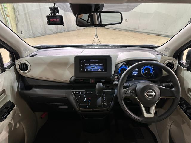 デイズ Ｘ　ドライブレコーダー　バックカメラ　衝突被害軽減システム　オートライト　スマートキー　アイドリングストップ　電動格納ミラー　ベンチシート　ＡＢＳ　ＥＳＣ　Ｂｌｕｅｔｏｏｔｈ　パワーウインドウ（5枚目）