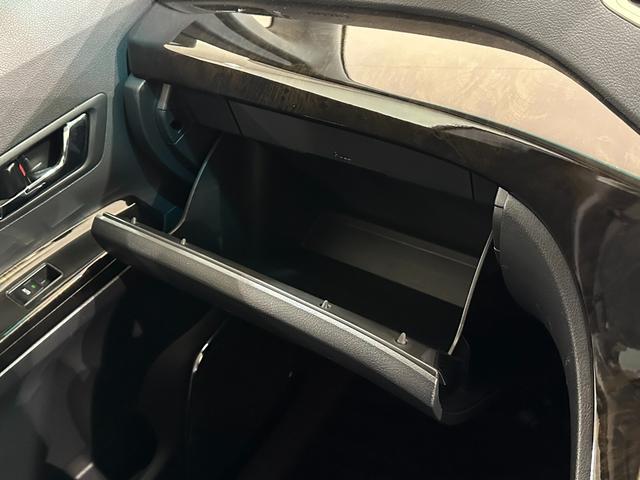 ヴェルファイア ２．４Ｚ　プラチナセレクションＩＩ　タイプゴールド　ワンオーナー　ＥＴＣ　バックカメラ　ナビ　ＴＶ　クリアランスソナー　両側電動スライドドア　オートライト　ＨＩＤ　電動リアゲート　スマートキー　電動格納ミラー　後席モニター　３列シート　オットマン（11枚目）