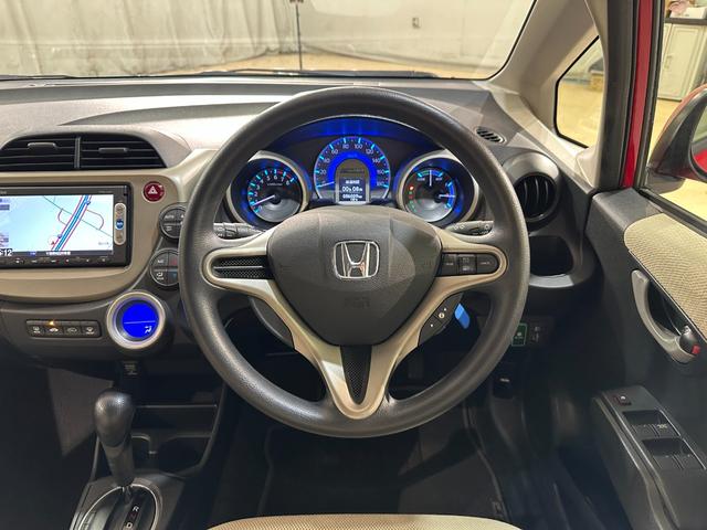 フィットハイブリッド ベースグレード ハイブリッド ドライブレコーダー ETC ナビ オートクルーズコントロール キーレスエントリー CVT 衝突安全ボディ CD ABS エアコン ABS パワーステアリング パワーウインドウ(3枚目)