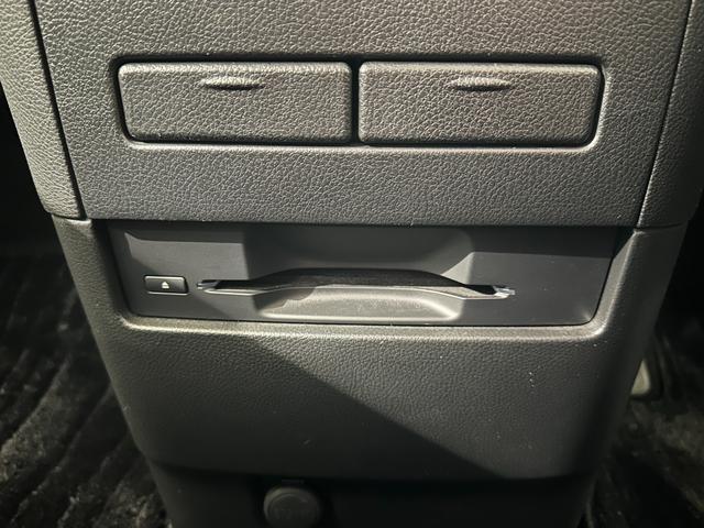 エルグランド 350ハイウェイスター ハーフレザー ドライブレコーダー ETC 全周囲カメラ ナビ TV クリアランスソナー 両側電動スライドドア オートライト HID 電動リアゲート スマートキー 後席モニター 3列シート オットマン(11枚目)