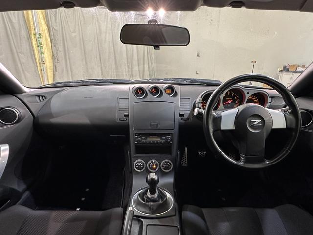 フェアレディＺ ベースグレード　ＭＴ　ＨＩＤ　キーレスエントリー　電動格納ミラー　アルミホイール　盗難防止システム　衝突安全ボディ　ＡＢＳ　ＣＤ　エアコン　パワーステアリング　記録簿　ＡＢＳ　パワーウインドウ　エアバッグ（2枚目）