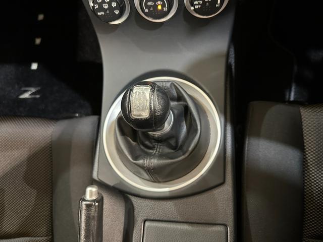 フェアレディＺ ベースグレード　ＭＴ　ＨＩＤ　キーレスエントリー　電動格納ミラー　アルミホイール　盗難防止システム　衝突安全ボディ　ＡＢＳ　ＣＤ　エアコン　パワーステアリング　記録簿　ＡＢＳ　パワーウインドウ　エアバッグ（6枚目）