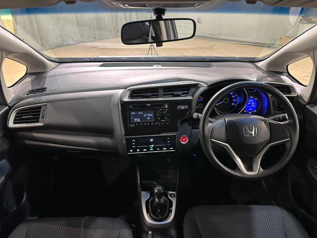 フィット 13G・F ETC スマートキー 電動格納ミラー MT 盗難防止システム 衝突安全ボディ ABS ESC CD エアコン パワーウインドウ パワーステアリング エアバッグ USB ミュージックプレイヤー接続可(2枚目)