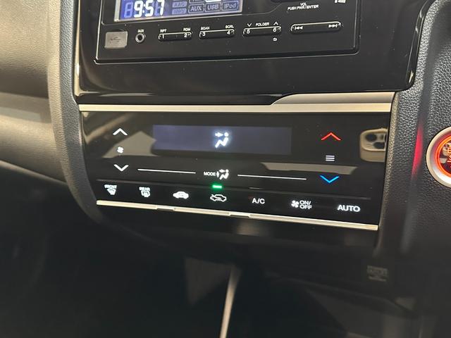 フィット 13G・F ETC スマートキー 電動格納ミラー MT 盗難防止システム 衝突安全ボディ ABS ESC CD エアコン パワーウインドウ パワーステアリング エアバッグ USB ミュージックプレイヤー接続可(5枚目)