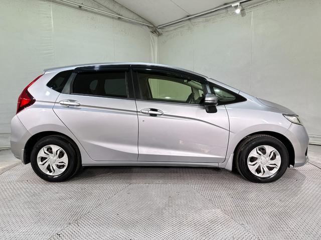 フィット 13G・F ETC スマートキー 電動格納ミラー MT 盗難防止システム 衝突安全ボディ ABS ESC CD エアコン パワーウインドウ パワーステアリング エアバッグ USB ミュージックプレイヤー接続可(12枚目)