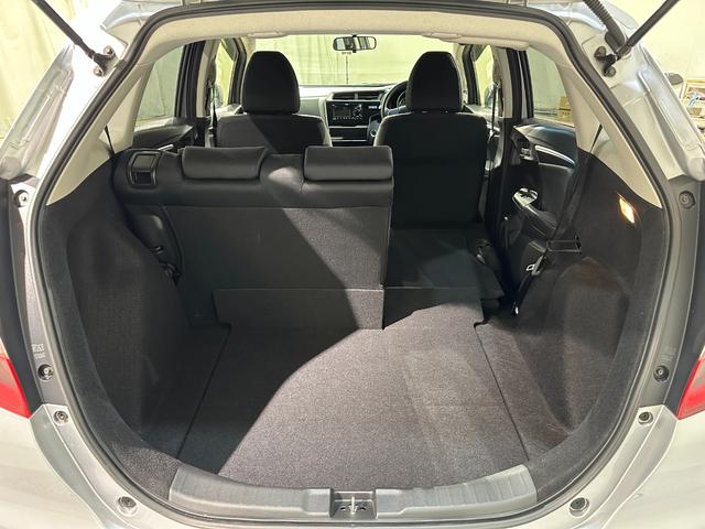 フィット 13G・F ETC スマートキー 電動格納ミラー MT 盗難防止システム 衝突安全ボディ ABS ESC CD エアコン パワーウインドウ パワーステアリング エアバッグ USB ミュージックプレイヤー接続可(25枚目)