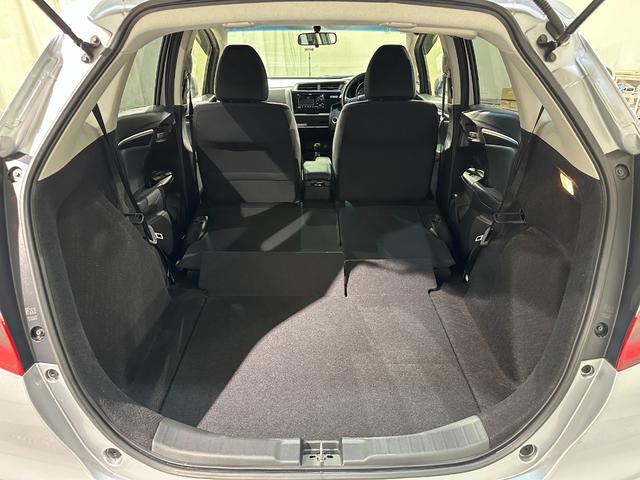 フィット 13G・F ETC スマートキー 電動格納ミラー MT 盗難防止システム 衝突安全ボディ ABS ESC CD エアコン パワーウインドウ パワーステアリング エアバッグ USB ミュージックプレイヤー接続可(26枚目)