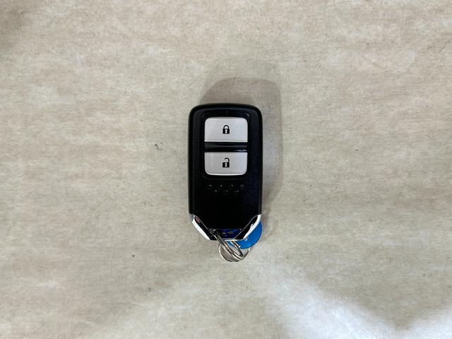 フィット 13G・F ETC スマートキー 電動格納ミラー MT 盗難防止システム 衝突安全ボディ ABS ESC CD エアコン パワーウインドウ パワーステアリング エアバッグ USB ミュージックプレイヤー接続可(27枚目)