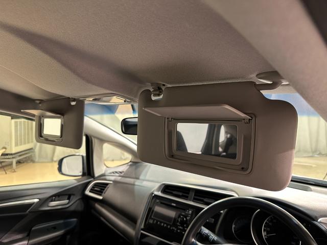 フィット 13G・F ETC スマートキー 電動格納ミラー MT 盗難防止システム 衝突安全ボディ ABS ESC CD エアコン パワーウインドウ パワーステアリング エアバッグ USB ミュージックプレイヤー接続可(30枚目)