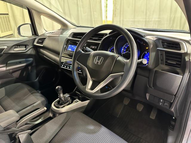 フィット 13G・F ETC スマートキー 電動格納ミラー MT 盗難防止システム 衝突安全ボディ ABS ESC CD エアコン パワーウインドウ パワーステアリング エアバッグ USB ミュージックプレイヤー接続可(31枚目)