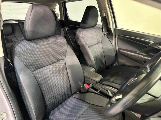 フィット 13G・F ETC スマートキー 電動格納ミラー MT 盗難防止システム 衝突安全ボディ ABS ESC CD エアコン パワーウインドウ パワーステアリング エアバッグ USB ミュージックプレイヤー接続可(32枚目)