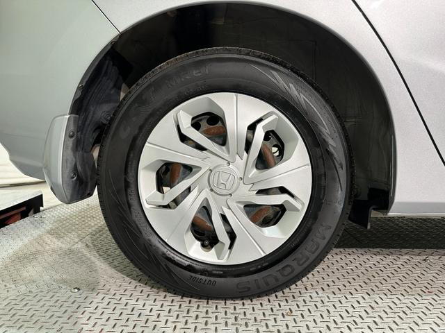 フィット 13G・F ETC スマートキー 電動格納ミラー MT 盗難防止システム 衝突安全ボディ ABS ESC CD エアコン パワーウインドウ パワーステアリング エアバッグ USB ミュージックプレイヤー接続可(35枚目)