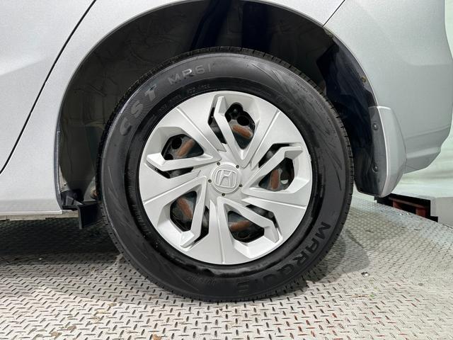 フィット 13G・F ETC スマートキー 電動格納ミラー MT 盗難防止システム 衝突安全ボディ ABS ESC CD エアコン パワーウインドウ パワーステアリング エアバッグ USB ミュージックプレイヤー接続可(36枚目)