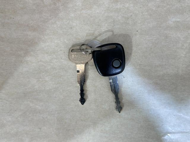 ジムニー ランドベンチャー　ハーフレザー　４ＷＤ　ＥＴＣ　キーレスエントリー　電動格納ミラー　シートヒーター　ＡＴ　ＡＢＳ　ＣＤ　ルーフレール　アルミホイール　衝突安全ボディ　エアコン　パワーウィンドウ　パワーステアリング（5枚目）