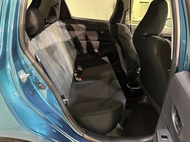 ヴィッツ ＲＳ　アルミホイール　オートライト　ＨＩＤ　キーレスエントリー　電動格納ミラー　ＭＴ　衝突安全ボディ　ＡＢＳ　ＣＤ　ＵＳＢ　ミュージックプレイヤー接続可　エアコン　パワーステアリング　パワーウィンドウ（12枚目）
