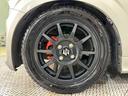 現在スタッドレスタイヤが装着されていますが、サマータイヤに交換して納車する事も可能です。※別途費用は発生いたします。