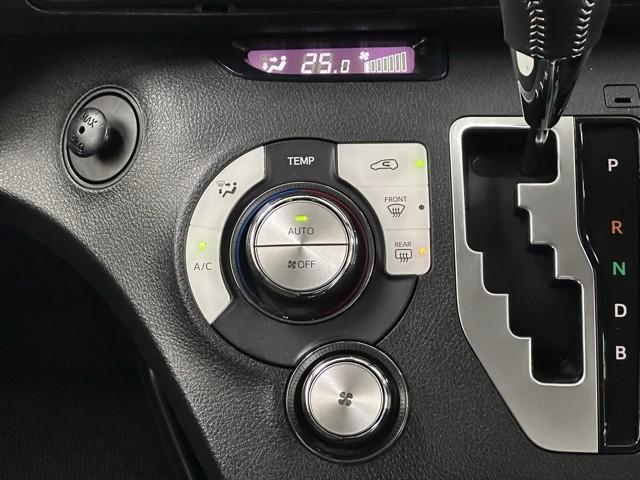 シエンタ ハイブリッドＧ　クエロ　記録簿付　ＥＴＣ装備　踏み間違い防止　ヘッドライトＬＥＤ　Ｓキー　Ｒカメラ　オ－トエアコン　メモリ－ナビ　クルーズコントロール　横滑防止装置　キーフリー　ＤＶＤ　エアバッグ　ワンオーナー車　３列（10枚目）