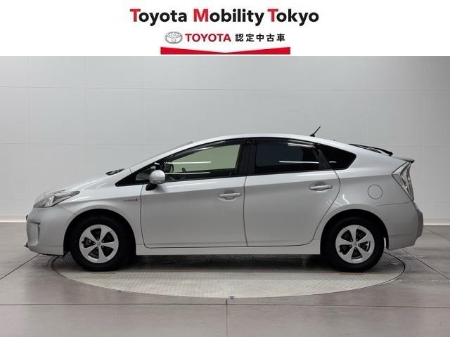 プリウス Ｓ　アイドリングストップ搭載　ＡＵＸ接続可　インテリキー　デュアルエアバック　エアＢ　イモビライザー　ドライブレコ－ダ－　ナビＴＶ　ＡＵＴＯエアコン　横スベリ防止　アルミホイール　ＥＴＣ装備　ＡＢＳ（3枚目）