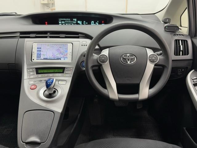 プリウス Ｓ　アイドリングストップ搭載　ＡＵＸ接続可　インテリキー　デュアルエアバック　エアＢ　イモビライザー　ドライブレコ－ダ－　ナビＴＶ　ＡＵＴＯエアコン　横スベリ防止　アルミホイール　ＥＴＣ装備　ＡＢＳ（4枚目）