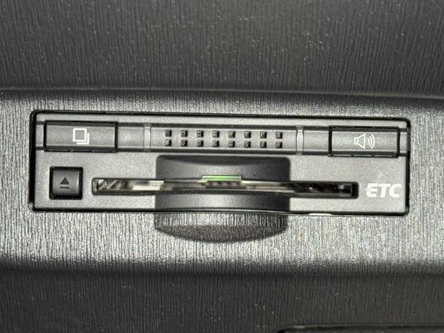 プリウス Ｓ　アイドリングストップ搭載　ＡＵＸ接続可　インテリキー　デュアルエアバック　エアＢ　イモビライザー　ドライブレコ－ダ－　ナビＴＶ　ＡＵＴＯエアコン　横スベリ防止　アルミホイール　ＥＴＣ装備　ＡＢＳ（7枚目）