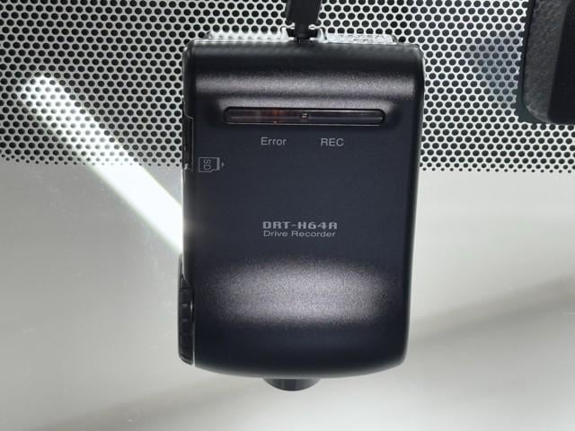 プリウス Ｓ　アイドリングストップ搭載　ＡＵＸ接続可　インテリキー　デュアルエアバック　エアＢ　イモビライザー　ドライブレコ－ダ－　ナビＴＶ　ＡＵＴＯエアコン　横スベリ防止　アルミホイール　ＥＴＣ装備　ＡＢＳ（9枚目）