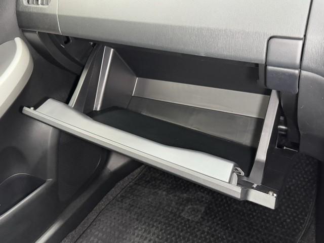 プリウス Ｓ　アイドリングストップ搭載　ＡＵＸ接続可　インテリキー　デュアルエアバック　エアＢ　イモビライザー　ドライブレコ－ダ－　ナビＴＶ　ＡＵＴＯエアコン　横スベリ防止　アルミホイール　ＥＴＣ装備　ＡＢＳ（10枚目）