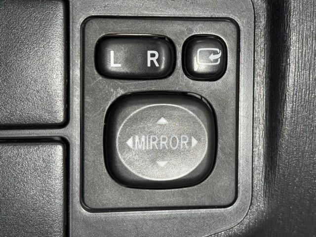 プリウス Ｓ　アイドリングストップ搭載　ＡＵＸ接続可　インテリキー　デュアルエアバック　エアＢ　イモビライザー　ドライブレコ－ダ－　ナビＴＶ　ＡＵＴＯエアコン　横スベリ防止　アルミホイール　ＥＴＣ装備　ＡＢＳ（11枚目）