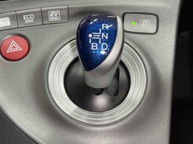 プリウス Ｓ　アイドリングストップ搭載　ＡＵＸ接続可　インテリキー　デュアルエアバック　エアＢ　イモビライザー　ドライブレコ－ダ－　ナビＴＶ　ＡＵＴＯエアコン　横スベリ防止　アルミホイール　ＥＴＣ装備　ＡＢＳ（12枚目）