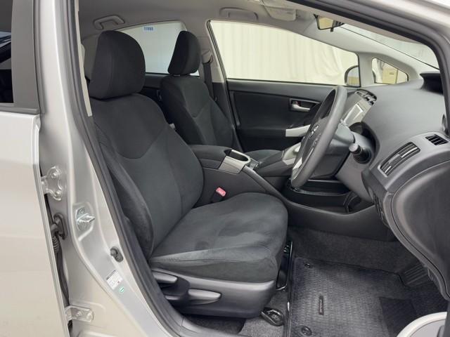 プリウス Ｓ　アイドリングストップ搭載　ＡＵＸ接続可　インテリキー　デュアルエアバック　エアＢ　イモビライザー　ドライブレコ－ダ－　ナビＴＶ　ＡＵＴＯエアコン　横スベリ防止　アルミホイール　ＥＴＣ装備　ＡＢＳ（13枚目）