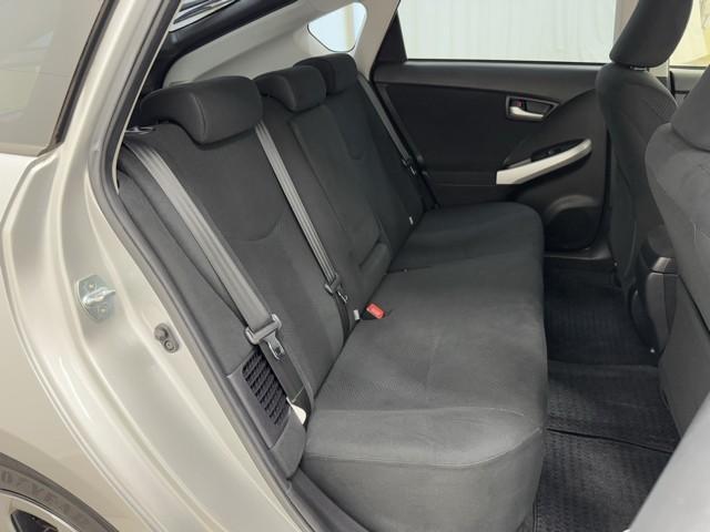 プリウス Ｓ　アイドリングストップ搭載　ＡＵＸ接続可　インテリキー　デュアルエアバック　エアＢ　イモビライザー　ドライブレコ－ダ－　ナビＴＶ　ＡＵＴＯエアコン　横スベリ防止　アルミホイール　ＥＴＣ装備　ＡＢＳ（14枚目）