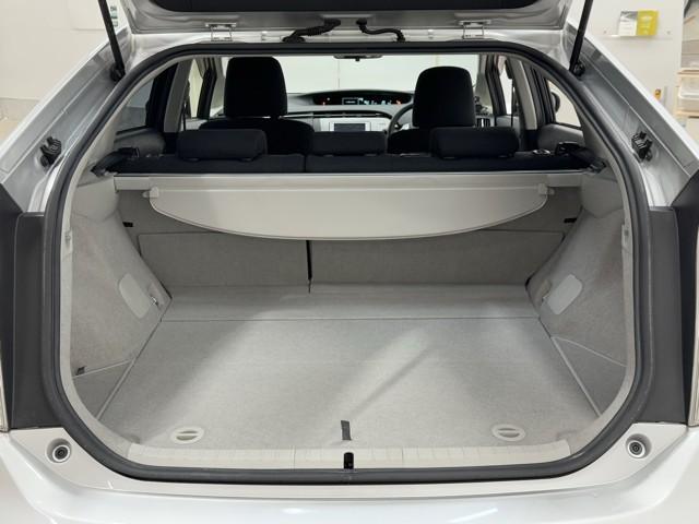 プリウス Ｓ　アイドリングストップ搭載　ＡＵＸ接続可　インテリキー　デュアルエアバック　エアＢ　イモビライザー　ドライブレコ－ダ－　ナビＴＶ　ＡＵＴＯエアコン　横スベリ防止　アルミホイール　ＥＴＣ装備　ＡＢＳ（15枚目）