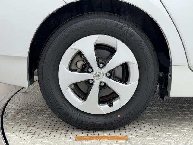 プリウス Ｓ　アイドリングストップ搭載　ＡＵＸ接続可　インテリキー　デュアルエアバック　エアＢ　イモビライザー　ドライブレコ－ダ－　ナビＴＶ　ＡＵＴＯエアコン　横スベリ防止　アルミホイール　ＥＴＣ装備　ＡＢＳ（17枚目）