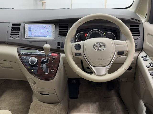 アイシス Ｌ　Ｇエディション　ナビ　バックモニター　左パワースライドドア　記録簿　エアバッグ　ワンセグＴＶ　ナビ＆ＴＶ　三列シート　スマートキー　メモリーナビ　ＡＢＳ　オートエアコン　ワンオーナー車　ミュージックプレイヤー接続可（4枚目）