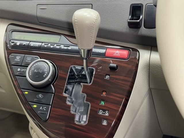 アイシス Ｌ　Ｇエディション　ナビ　バックモニター　左パワースライドドア　記録簿　エアバッグ　ワンセグＴＶ　ナビ＆ＴＶ　三列シート　スマートキー　メモリーナビ　ＡＢＳ　オートエアコン　ワンオーナー車　ミュージックプレイヤー接続可（13枚目）