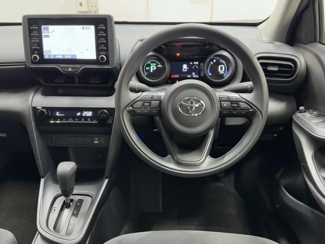 ヤリスクロス ハイブリッドＸ　衝突被害軽減ブレーキ　ＡＢＳ　アイドリングストップ　横滑り防止機能　ナビ　エアバッグ　パワーウインドウ　バックモニター　盗難防止システム　インテリキー　エアコン　キーレスエントリーキー　メモリーナビ（5枚目）