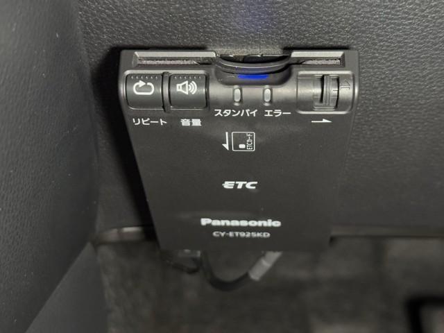 ヤリスクロス ハイブリッドＸ　衝突被害軽減ブレーキ　ＡＢＳ　アイドリングストップ　横滑り防止機能　ナビ　エアバッグ　パワーウインドウ　バックモニター　盗難防止システム　インテリキー　エアコン　キーレスエントリーキー　メモリーナビ（8枚目）