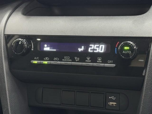 ヤリスクロス ハイブリッドＸ　衝突被害軽減ブレーキ　ＡＢＳ　アイドリングストップ　横滑り防止機能　ナビ　エアバッグ　パワーウインドウ　バックモニター　盗難防止システム　インテリキー　エアコン　キーレスエントリーキー　メモリーナビ（9枚目）