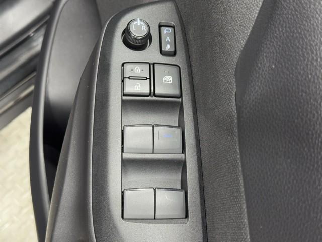 ヤリスクロス ハイブリッドＸ　衝突被害軽減ブレーキ　ＡＢＳ　アイドリングストップ　横滑り防止機能　ナビ　エアバッグ　パワーウインドウ　バックモニター　盗難防止システム　インテリキー　エアコン　キーレスエントリーキー　メモリーナビ（11枚目）